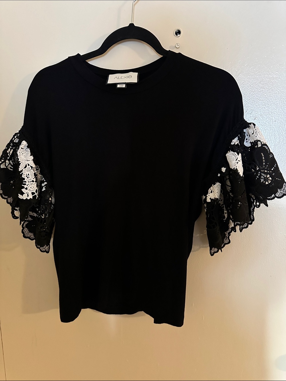 Alexis Black Floral Lace Round Neck Flutter Short Sleeve Blouse Women's XS